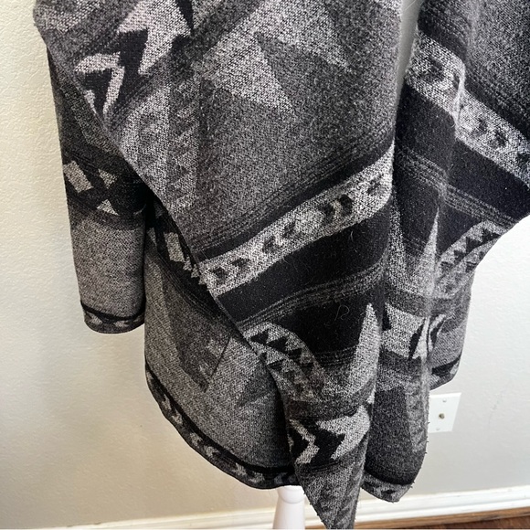 Dylan Los Angeles Geometric Patterned Aztec Style Gray Hooded Sweater Size Small - Picture 4 of 15